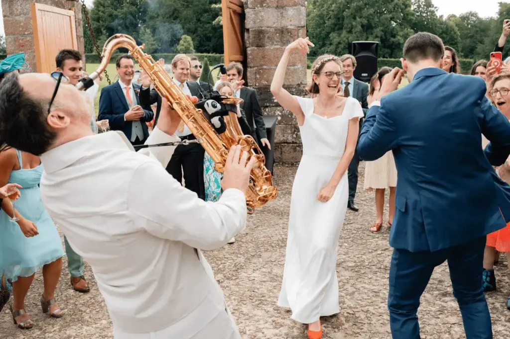 Invités souriants dansant au cœur d'une piste de mariage animée