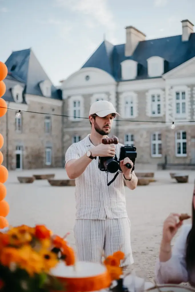 Aurélien filmant un paysage avec sa caméra