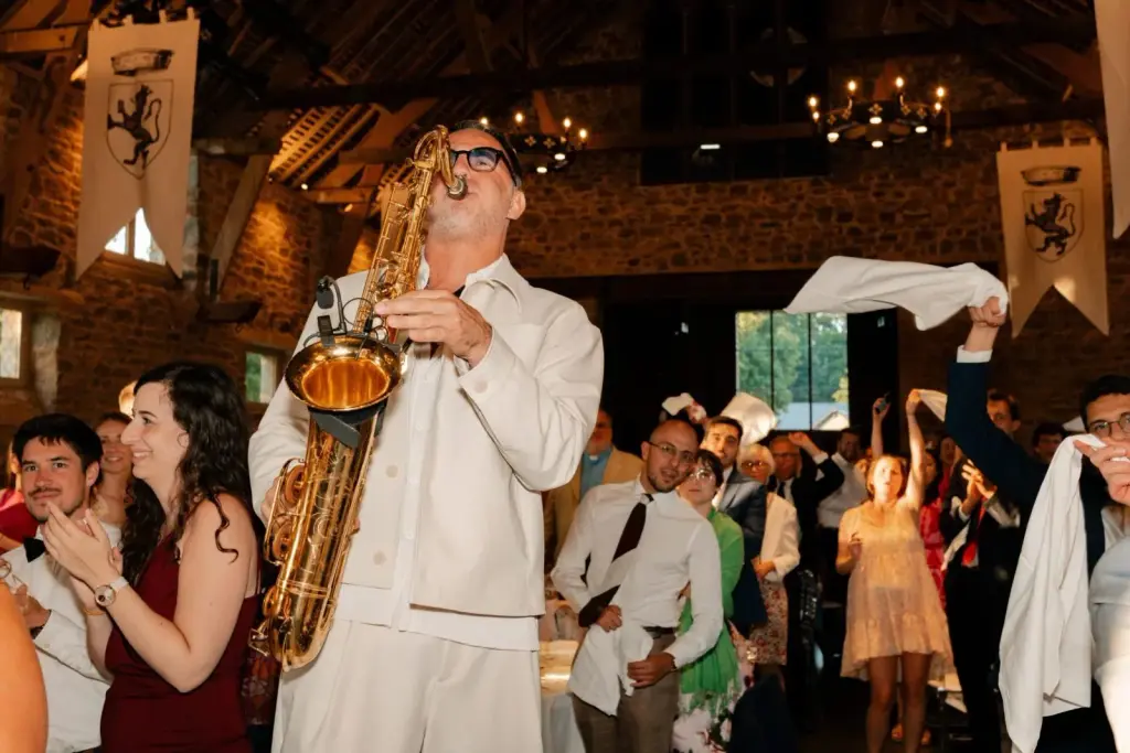 Les mariés entourés de leurs invités pendant le cocktail