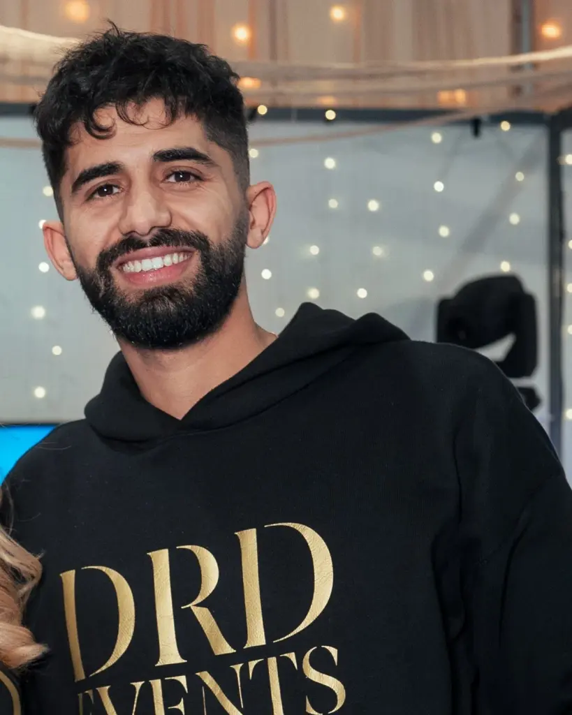 Dimitar, DJ et président de DRD Events, souriant en sweat DRD Events