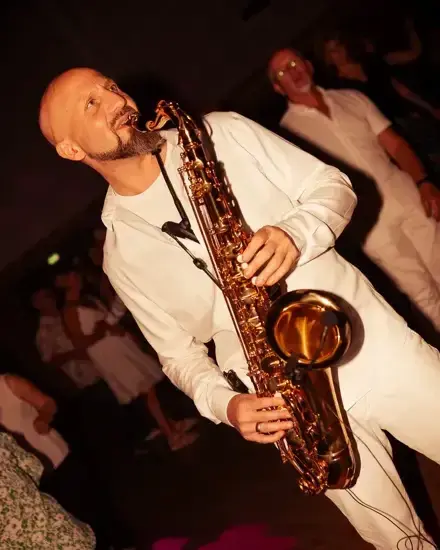 Saxophoniste de DRD Events jouant en live pendant une soirée de mariage