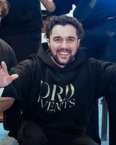 Yang, DJ de DRD Events, souriant en sweat DRD Events