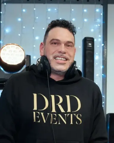 Arnaud, DJ Sauza, souriant en sweat DRD Events devant son installation