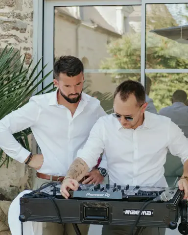 Lucas, DJ de DRD Events, aux platines lors d'un mariage