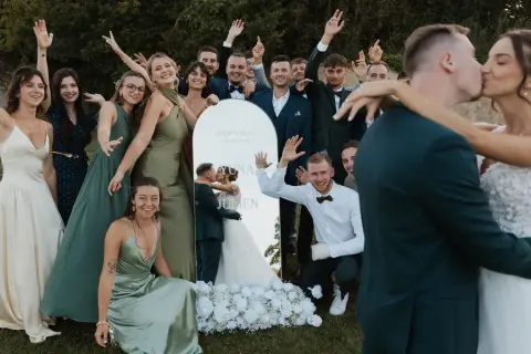 Mariés entourés de leurs invités